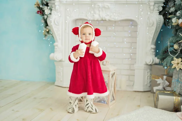 Petite Fille Costume Fête Rouge Debout Près Cheminée Arbre Noël — Photo