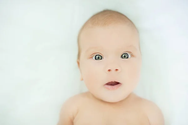 Κοντινό Κομμάτι Του Μικρού Αξιολάτρευτο Μηνών Κοριτσάκι Μπλε Μάτια Κοιτάζοντας — Φωτογραφία Αρχείου
