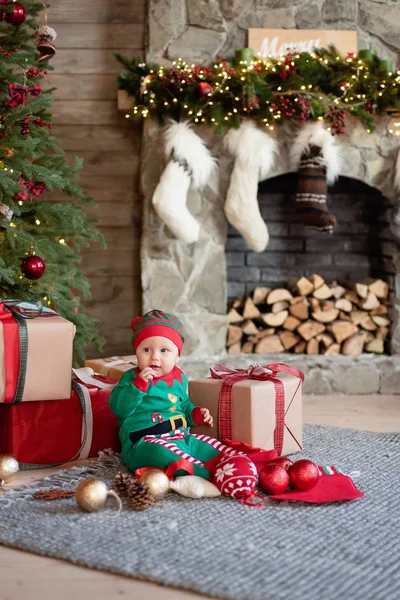 의상을 소녀가 바닥에 배경에 벽난로가있는 크리스마스 — 스톡 사진
