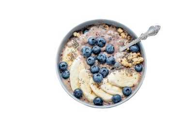 Sağlıklı kahvaltı berry smoothie kase muz ve yaban mersini ve chia tohumu ile granola ile tepesinde . vegan çiğ gıda konsepti 