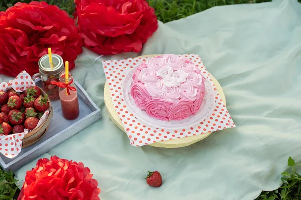 Zweiter Geburtstag des kleinen Mädchens. Zwei Jahre altes Mädchen sitzt in der Nähe von Festschmuck und isst ihre Geburtstagstorte. Kuchenverkauf. — Stockfoto