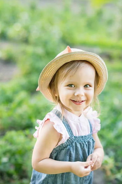 Kleine Boer Meisje Hoed Glimlachend Kijken Naar Camera Terwijl Poseren — Stockfoto