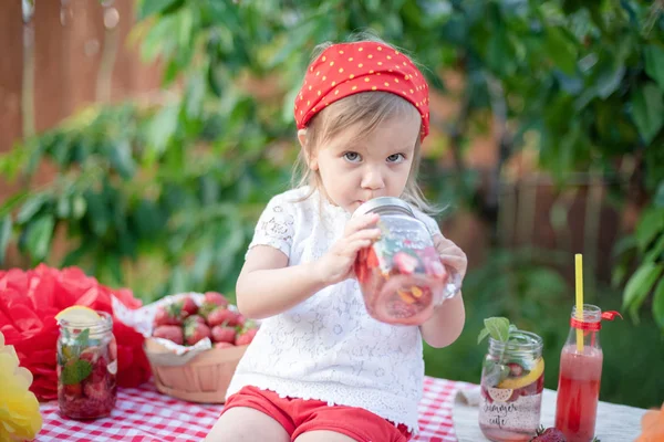 Gadis Kecil Yang Manis Minum Limun Manis Dengan Stroberi Sambil — Stok Foto