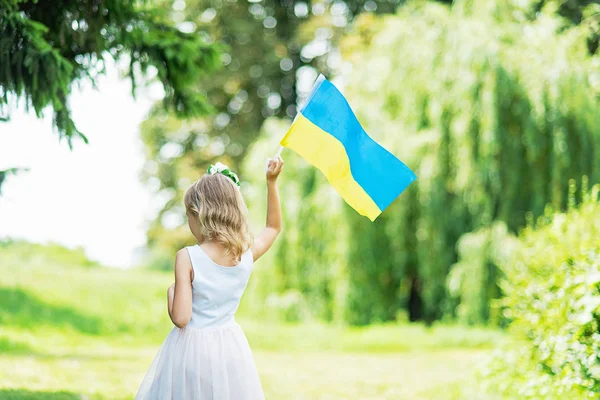 Vista Posterior Niña Con Bandera Azul Amarilla Ondeante Ucrania Caminando — Foto de Stock