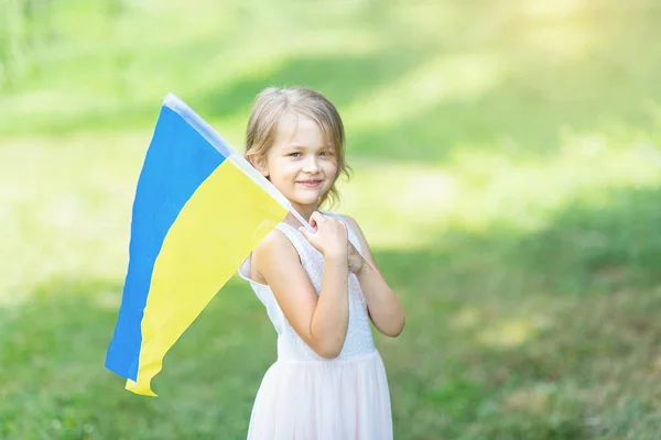 Щаслива Маленька Дівчинка Розвіхаючим Синьо Жовтим Прапором України Посміхаючись Ходьба — стокове фото