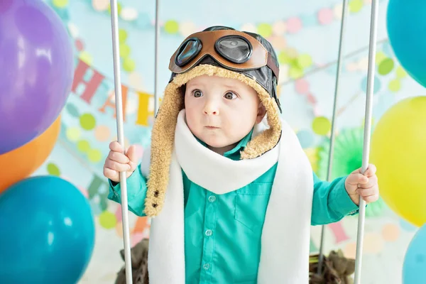 Decoration for boy's first birthday, smash cake in aviator style — Stock Photo, Image