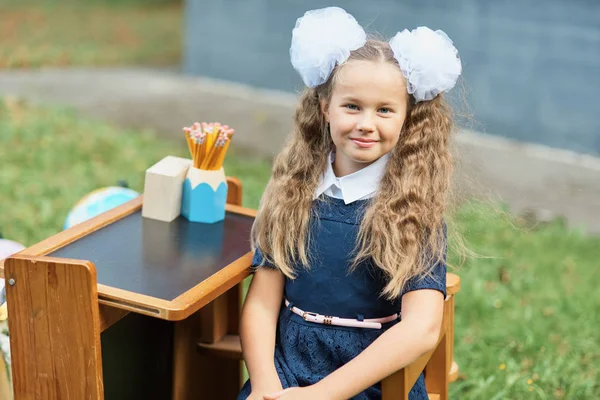 Okul Masasında Açık Oturan Saç Beyaz Yay Ile Sevimli Mutlu — Stok fotoğraf