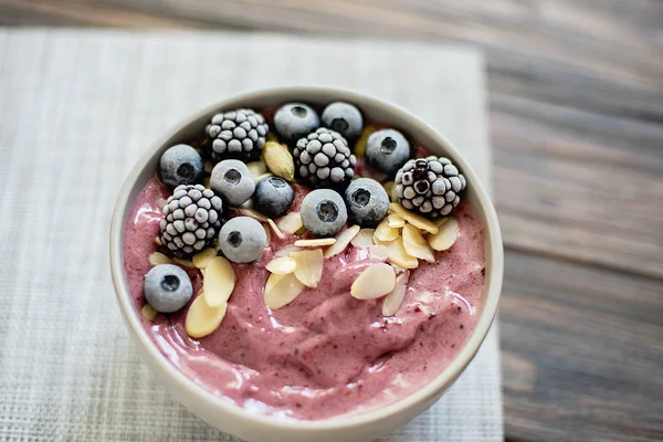 Sund Morgenmad Bær Smoothie Skål Toppet Med Blåbær Brombær Med - Stock-foto