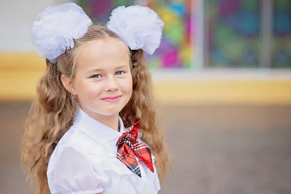 Portret Van Schattig Gelukkig Schoolmeisje Met Witte Bogen Haar Poseren — Stockfoto
