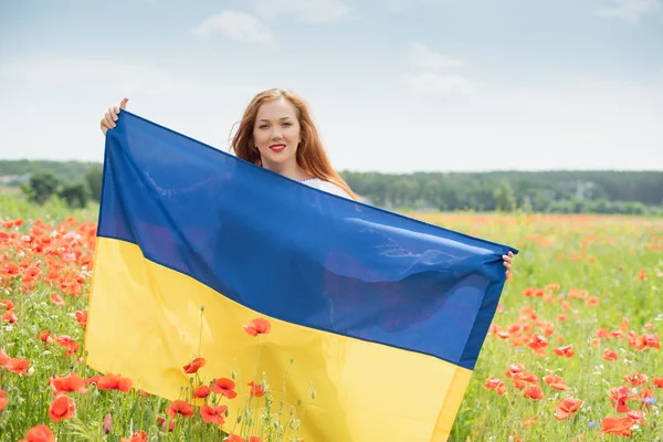 Chica Lleva Ondeando Bandera Azul Amarillo Ucrania Campo Día Independencia — Foto de Stock