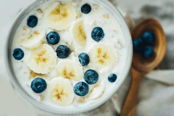 Concepto de comida vegana saludable. desayuno saludable con yogur y granola de avena — Foto de Stock