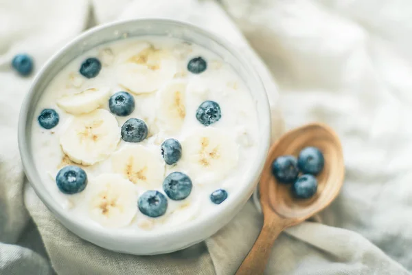 Концепция здорового веганского питания. здоровый завтрак с йогуртом и овсянкой — стоковое фото