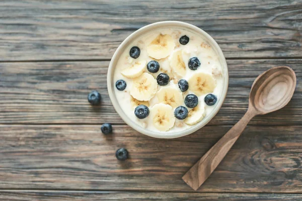 Концепция здорового веганского питания. здоровый завтрак с йогуртом и овсянкой — стоковое фото