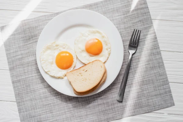 Café da manhã saudável com ovos fritos na mesa de madeira — Fotografia de Stock