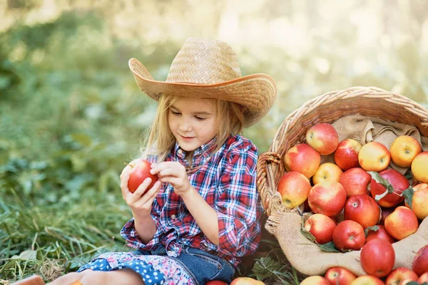 Chica Con Manzana Apple Orchard Hermosa Chica Comiendo Manzana Orgánica — Foto de Stock