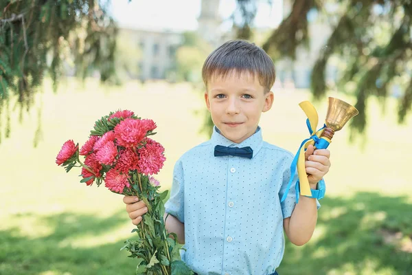一年级学生穿着校服带花束的肖像 再见贝尔 知识的日子 学年开始时 九月一日送花给第一个心爱的老师 最后一个铃铛的花 — 图库照片