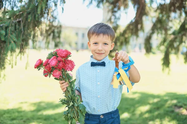 一年级学生穿着校服带花束的肖像 再见贝尔 知识的日子 学年开始时 九月一日送花给第一个心爱的老师 最后一个铃铛的花 — 图库照片