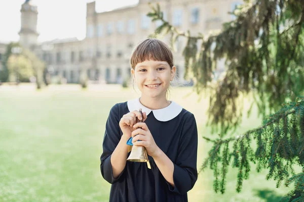 Portret Van Een Mooi Jong Schoolmeisje Basisschool Vaarwel Bell Dag — Stockfoto