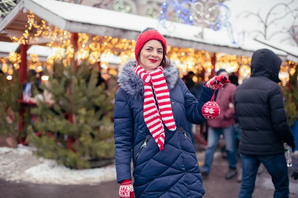 크리스마스 마켓에 모자를 거리에 내리는 날에는 크리스마스 밖에서 매달아 놓는다 — 스톡 사진