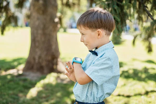 Little Boy Talking Smart Watch Mother Smartwatch Baby Safety Child — ストック写真