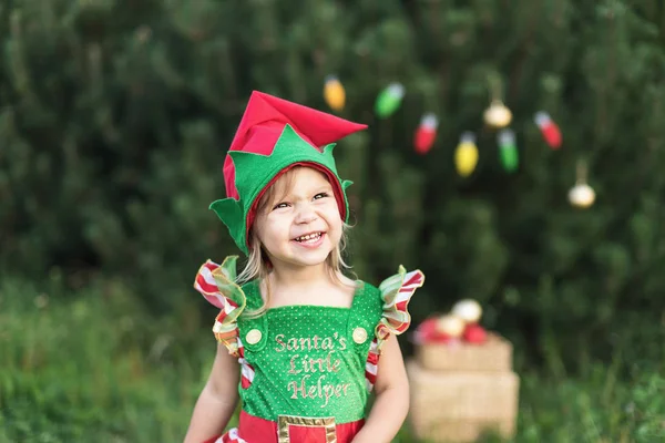 子供はジュリの木でクリスマスを待っています クリスマスツリーの近くの少女の肖像画 クリスマスツリーを飾る赤ちゃん 冬休みや人の概念です メリークリスマスとハッピーホリデー — ストック写真