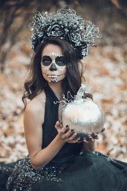 Calavera Catrina 'nın siyah elbiseli portresi. Şeker kafa makyajı. Dia de los muertos. Ölüler Günü. Cadılar Bayramı.