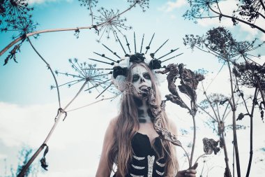 Calavera Catrina 'nın siyah elbiseli portresi. Şeker kafa makyajı. Dia de los muertos. Ölüler Günü. Cadılar Bayramı
