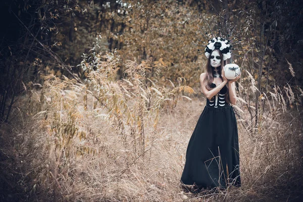 Retrato de primer plano de Calavera Catrina en vestido negro. Maquillaje de cráneo de azúcar. Día de los muertos. Día de los Muertos. Halloween —  Fotos de Stock