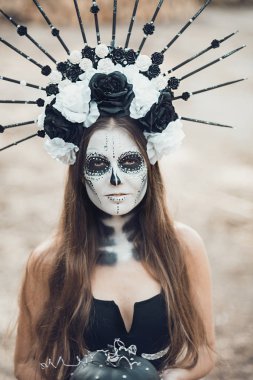Calavera Catrina 'nın siyah elbiseli portresi. Şeker kafa makyajı. Dia de los muertos. Ölüler Günü. Cadılar Bayramı