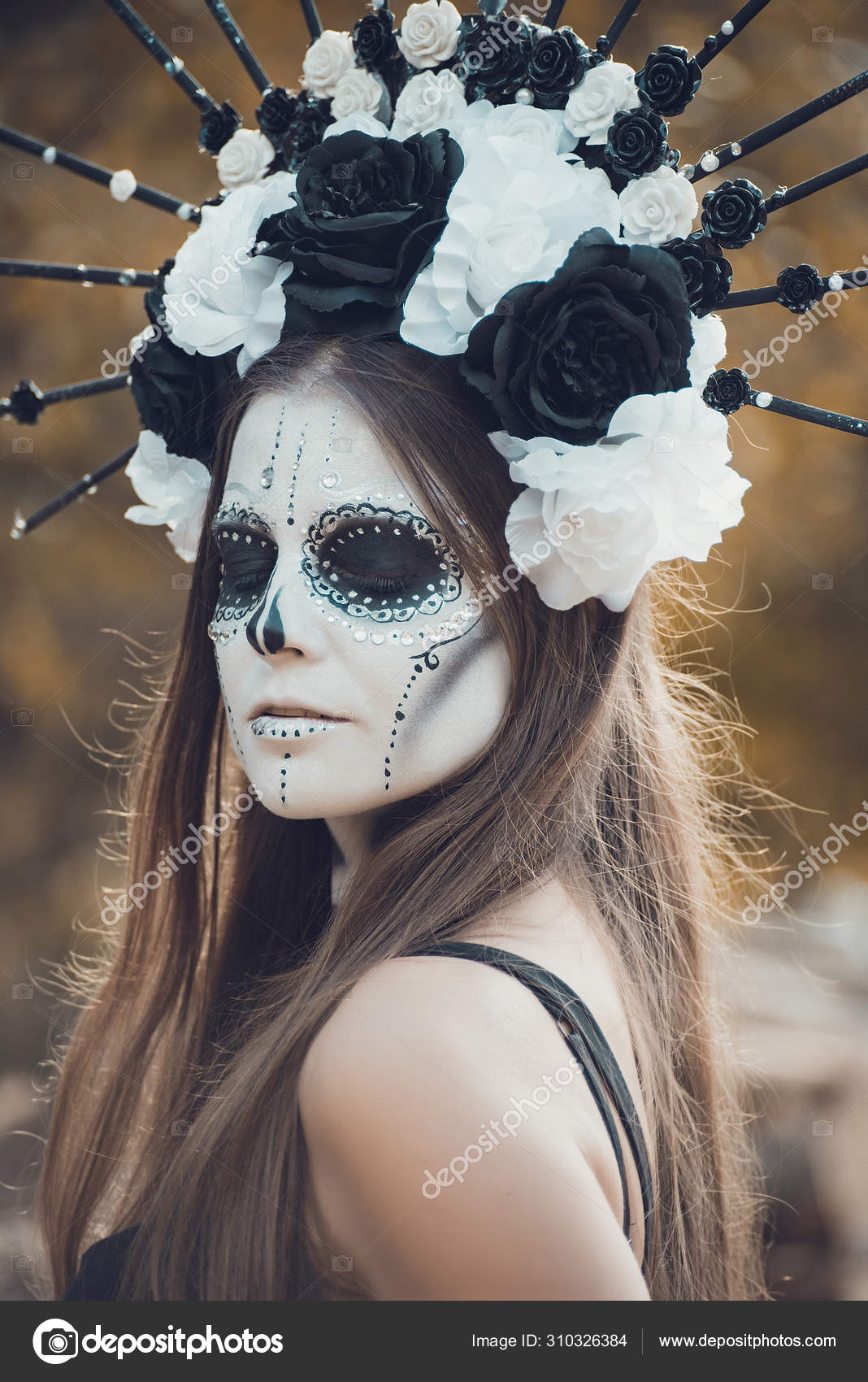 Retrato de primer plano de Calavera Catrina en vestido negro. Maquillaje de cráneo de azúcar. Día de los muertos. Día de los Muertos. Halloween: fotografía de stock © serenko_nata #310326384 | Depositphotos Retrato de primer plano de Calavera Catrina en vestido negro. Maquillaje de cráneo de azúcar. Día de los muertos. Día de los Muertos. Halloween: fotografía de stock © serenko_nata #310326384 | Depositphotos