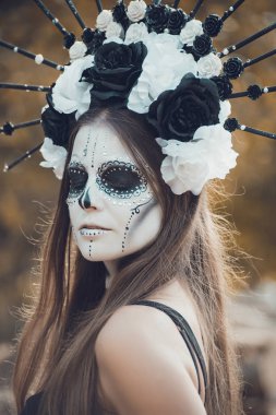 Calavera Catrina 'nın siyah elbiseli portresi. Şeker kafa makyajı. Dia de los muertos. Ölüler Günü. Cadılar Bayramı