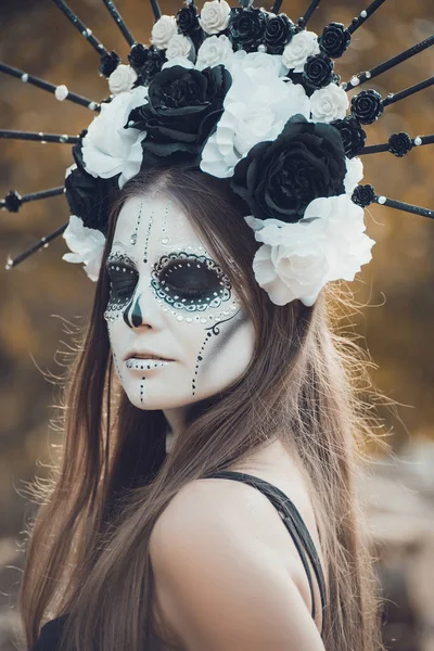 Retrato de primer plano de Calavera Catrina en vestido negro. Maquillaje de cráneo de azúcar. Día de los muertos. Día de los Muertos. Halloween —  Fotos de Stock