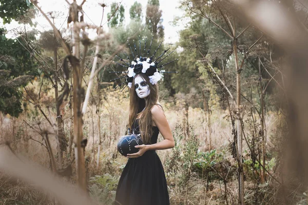 Retrato de primer plano de Calavera Catrina en vestido negro. Maquillaje de cráneo de azúcar. Día de los muertos. Día de los Muertos. Halloween — Foto de Stock