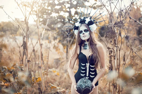 Retrato de primer plano de Calavera Catrina en vestido negro. Maquillaje de cráneo de azúcar. Día de los muertos. Día de los Muertos. Halloween — Foto de Stock