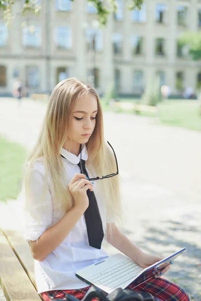 Portret Van Een Student Buiten Campus Tiener Student Die Laptop — Stockfoto