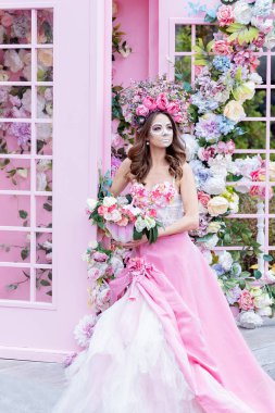 Calavera Catrina 'nın pembe elbiseli portresi. Şeker kafa makyajı. Dia de los muertos. Ölüler Günü. Cadılar Bayramı