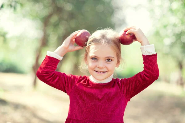 Gadis Dengan Apple Memegang Depan Wajahnya Orchard Konsep Panen Yang — Stok Foto