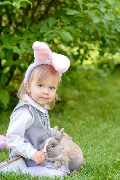 Маленькая Милая Девочка Кроличьими Ушами Голове Играя Кроликом Сидя Траве — стоковое фото