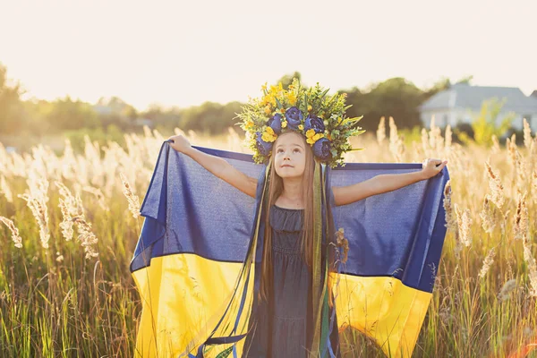 Schattig Klein Meisje Draagt Bloemenkrans Met Linten Met Blauwe Gele — Stockfoto