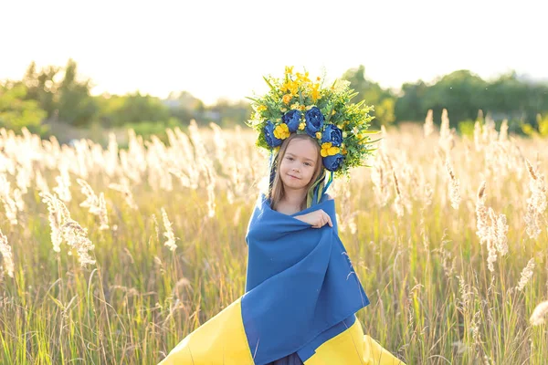 Schattig Klein Meisje Draagt Bloemenkrans Met Linten Met Blauwe Gele — Stockfoto