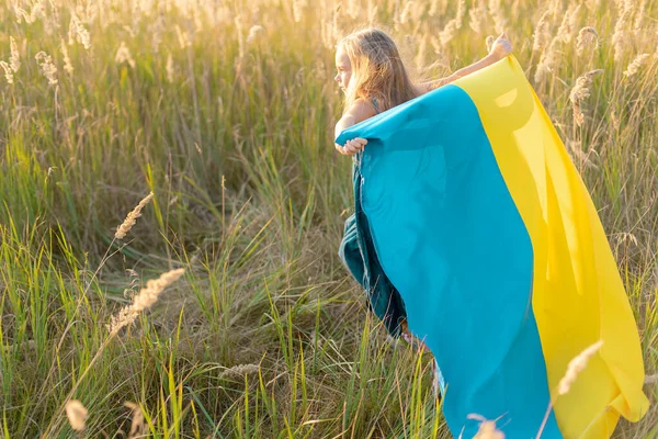 Niña Feliz Con Bandera Azul Amarilla Ondeante Ucrania Caminando Campo — Foto de Stock