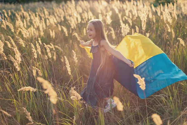 Gelukkig Klein Meisje Met Fladderende Blauwe Gele Vlag Van Oekraïne — Stockfoto