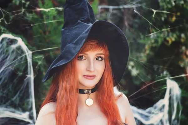 ハロウィン美しいです若いです魔女の帽子 — ストック写真