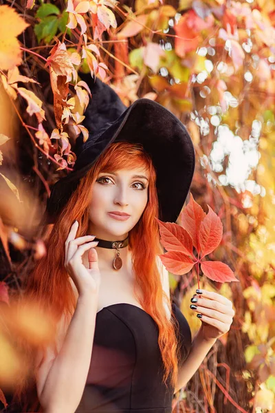 Halloween bela jovem bruxa menina no chapéu bruxas — Fotografia de Stock