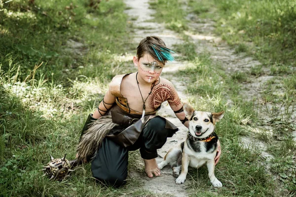 Cosplay de Kozak ukrainien. Mignon garçon caucasien tenant la masse avec l'emblème de l'Ukraine prétendant être guerrier courageux . — Photo