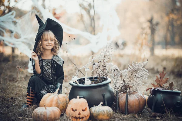 Mooi meisje heks. klein meisje in welke kostuum vieren Halloween buiten en hebben plezier. Kinderen truc of behandelen — Stockfoto