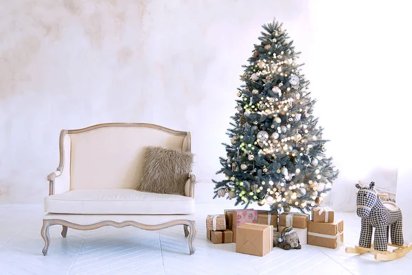 Nagy fehér nappali egy vintage kanapéval és egy nagy karácsonyfa — Stock Fotó