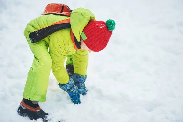 Liten Pojke Bär Varma Kläder Gör Snöboll Samtidigt Kul Snöig — Stockfoto