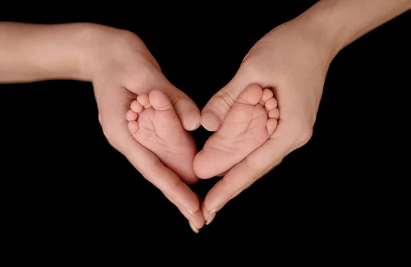 Piedi Minuscoli Sulle Mani Femminili Forma Cuore Primo Piano Mamme — Foto Stock