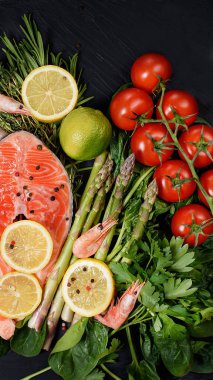 Siyah arka planda ketojenik diyet konsepti için sağlıklı yiyecekler. Yüksek miktarda vitamin, mineral ve antioksidan içeren yiyecekler. Yaş Karşıtı Düz Yat. Taze sebzeler, otlar ve baharatlar. Çevre gıda teslimatı. vertikal 16x9